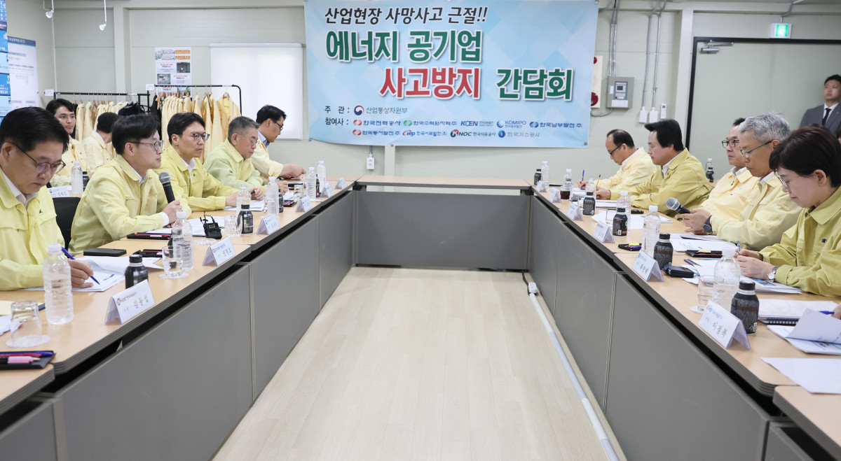 ▲김정관 산업통상자원부 장관(왼쪽 두 번째)이 8일 15:00 경기도 가평군에 있는 신가평변환소를 찾아 '전력인프라 건설현장 점검 및 에너지공기업 간담회'를 주재하고 있다. (사진제공=산업통상자원부)