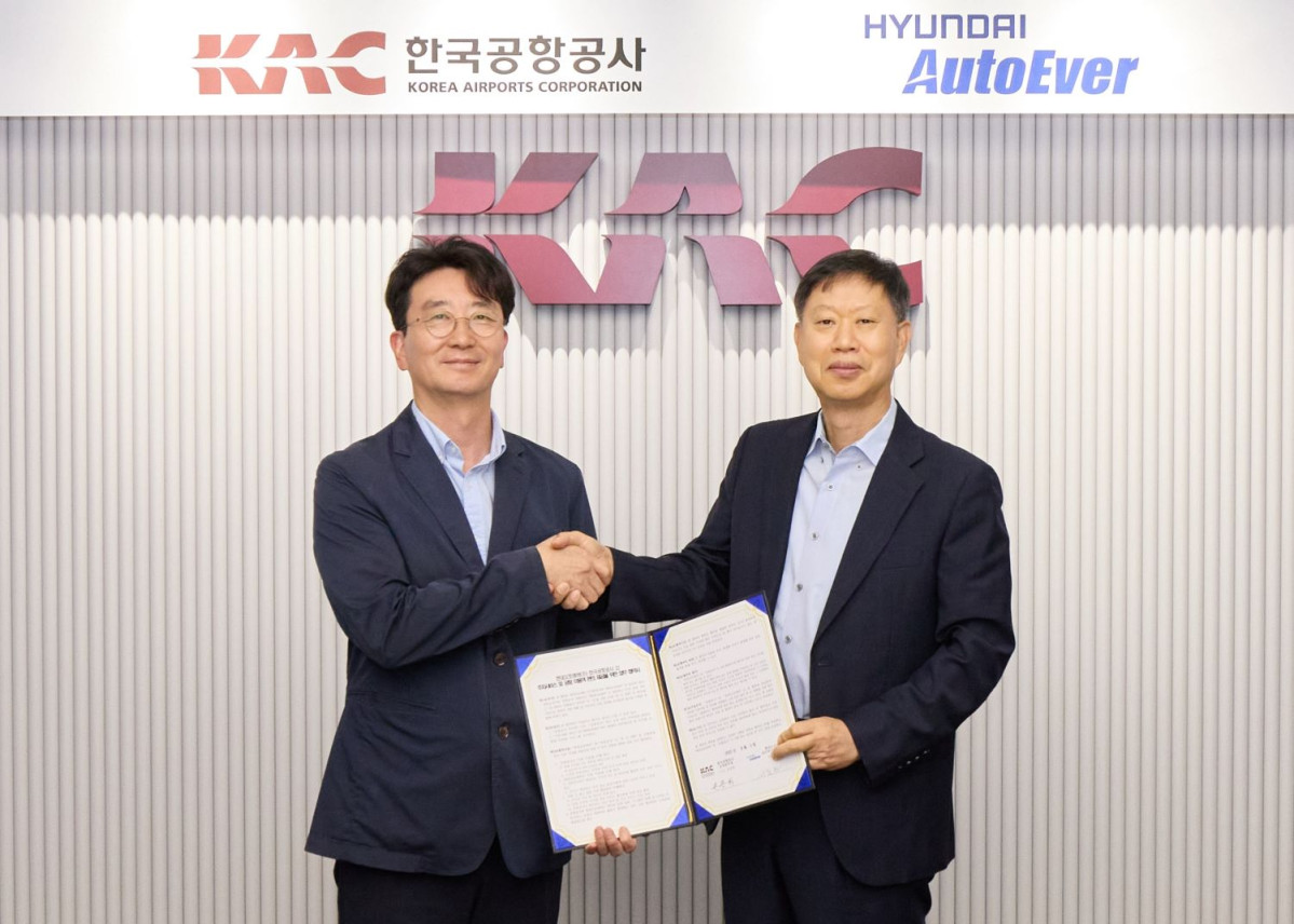 ▲현대오토에버 내비게이션사업부장 서동권 상무(사진 왼쪽)와 한국공항공사 손종하 운영본부장이 기념촬영을 하는 모습. (사진=현대오토에버)