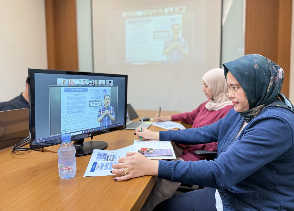 ▲한국무역협회(KITA, 회장 윤진식)가 5일(수) 개최한 'K-기업 글로벌 직원 무역캠프' 온라인 강의를 인도네시아 자카르타에 소재한 A기업 현지 직원이 수강하고 있다. (사진=한국무역협회)