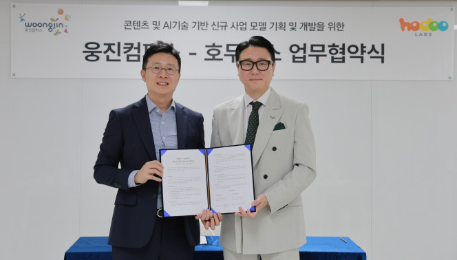 ▲ 5일 진행된 업무협약식에서 서종윤 웅진컴퍼스 대표이사(오른쪽)와 김민우 호두랩스 대표(왼쪽)가 기념 촬영을 하고 있다. (사진제공=웅진)