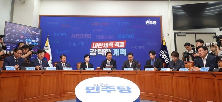 ▲더불어민주당 정청래 대표가 서울 여의도 국회에서 열린 최고위원회의에서 발언을 하고 있다. (사진제공=뉴시스)