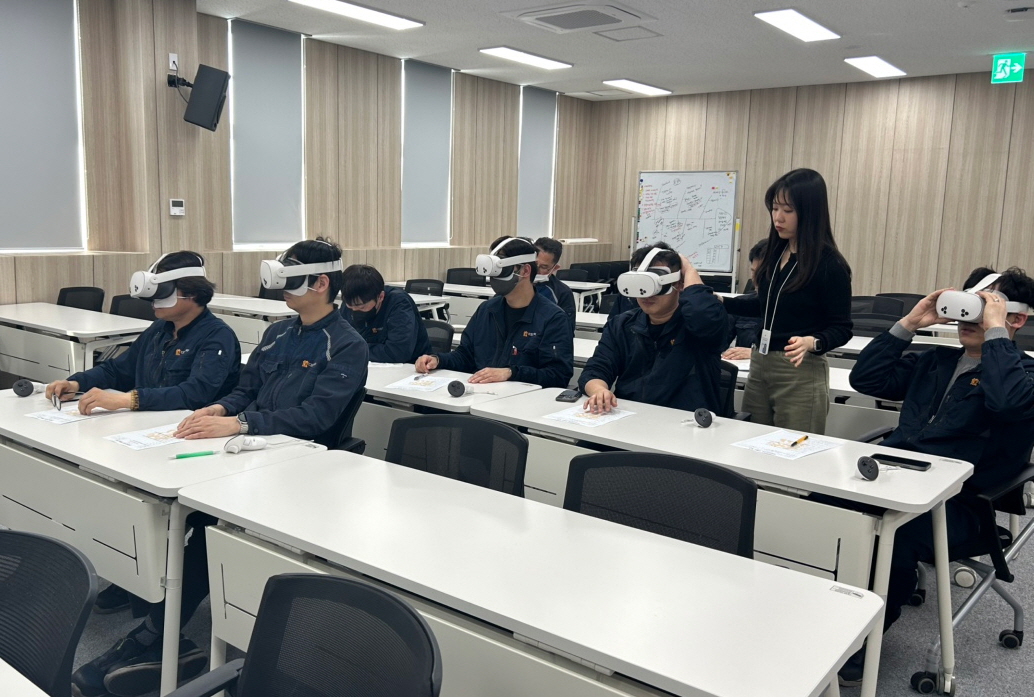 ▲대웅제약 임직원들이 VR 가상 체험을 통해 안전 작업에 대한 학습을 하고 있다. (사진제공=대웅제약)