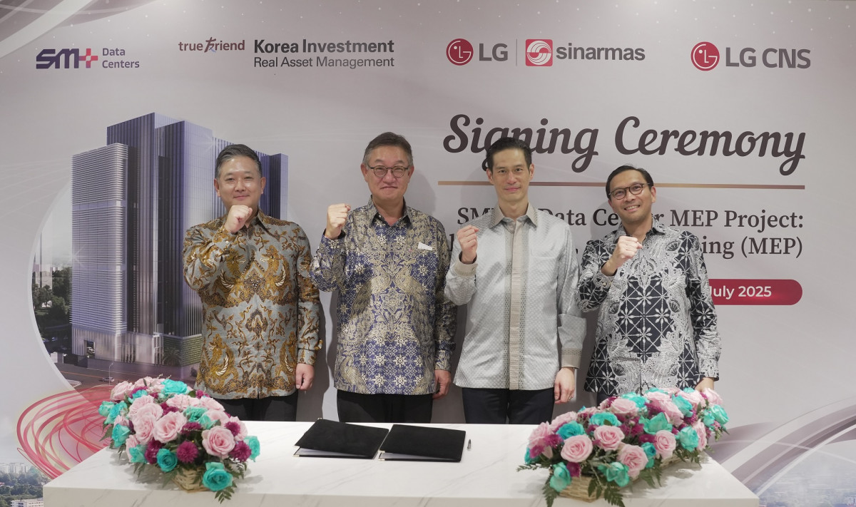 ▲LG CNS는 인도네시아 ‘KMG(Kuningan Mas Gemilang)’와 AI 데이터센터 구축 사업 계약을 체결했다고 6일 밝혔다. LG CNS 현신균 사장(왼쪽 두번째)과 시나르마스 그룹 계열사인 에스엠플러스(SM+) 빌쳉(Bill Cheng) 회장(왼쪽 세번째) 등이 계약체결 후 기념촬영하는 모습. (사진제공=LG CNS)