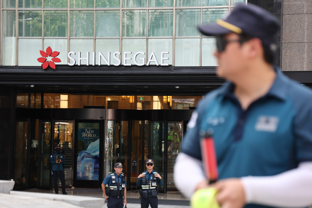 ▲5일 서울 중구 명동 신세계백화점 본점에 폭발물을 설치했다는 협박 글이 인터넷 커뮤니티에 올라와 출동한 경찰이 주변을 통제하고 있다. (연합뉴스)