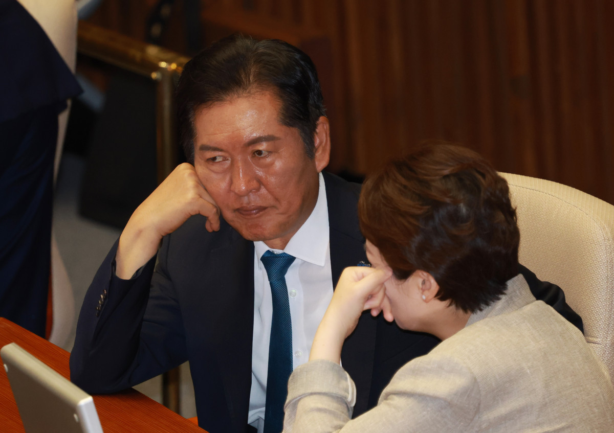 ▲정청래 더불어민주당 대표가 5일 서울 여의도 국회에서 열린 제427회 국회(임시회) 제3차 본회의에서 이언주 최고위원과 대화하고 있다. (사진=뉴시스)