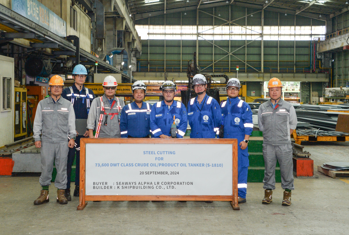 ▲지난해 9월 케이조선이 경남 창원 조선소에서 미국 해운사 인터내셔널 시웨이즈 관계자들과 함께 신규 수주 6척 중 1척 선박의 최초 철판을 절단하는 스틸커팅(Steel Cutting) 행사를 진행하는 모습. (사진제공=케이조선)
