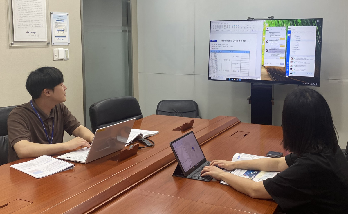 ▲한국서부발전은 업무용 메신저인 ‘위톡(WeTalk)’의 기능개선을 마쳤다고 6일 밝혔다. 사진은 위톡 시연 장면. (사진제공=한국서부발전)