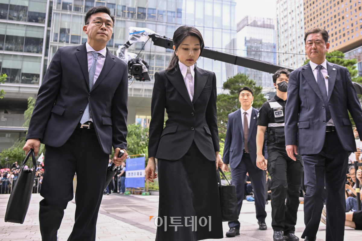 ▲윤석열 전 대통령의 부인 김건희 여사가 6일 서울 종로구 KT광화문빌딩 웨스트에 마련된 김건희 특검팀 사무실에 자본시장법 위반, 공직선거법상 허위사실 공표 혐의, 공직자윤리법 위반 등 혐의 피의자 신분으로 출석하고 있다. 조현호 기자 hyunho@