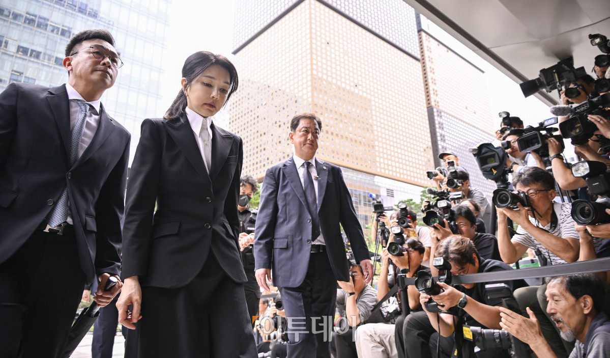 ▲윤석열 전 대통령의 부인 김건희 여사가 6일 서울 종로구 KT광화문빌딩 웨스트에 마련된 김건희 특검팀 사무실에 자본시장법 위반, 공직선거법상 허위사실 공표 혐의, 공직자윤리법 위반 등 혐의 피의자 신분으로 출석하고 있다. 조현호 기자 hyunho@