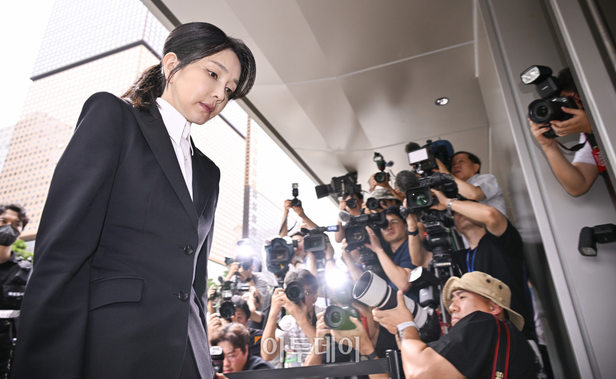 ▲윤석열 전 대통령의 부인 김건희 여사가 6일 서울 종로구 KT광화문빌딩 웨스트에 마련된 김건희 특검팀 사무실에 자본시장법 위반, 공직선거법상 허위사실 공표 혐의, 공직자윤리법 위반 등 혐의 피의자 신분으로 출석하고 있다. 조현호 기자 hyunho@