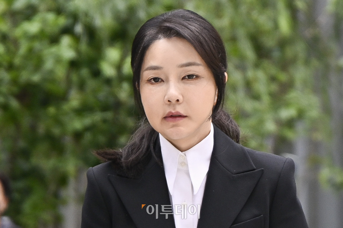 ▲ 윤석열 전 대통령 부인 김건희 여사가 6일 서울 종로구 KT 광화문 빌딩 웨스트에 마련된 김건희 특검팀 사무실에 자본시장 및 금융투자업에 관한 법률 위반, 공직선거법상 허위사실 공표, 공직자윤리법 위반 등 혐의 피의자 신분으로 출석하고 있다. (조현호 기자 hyunho@)