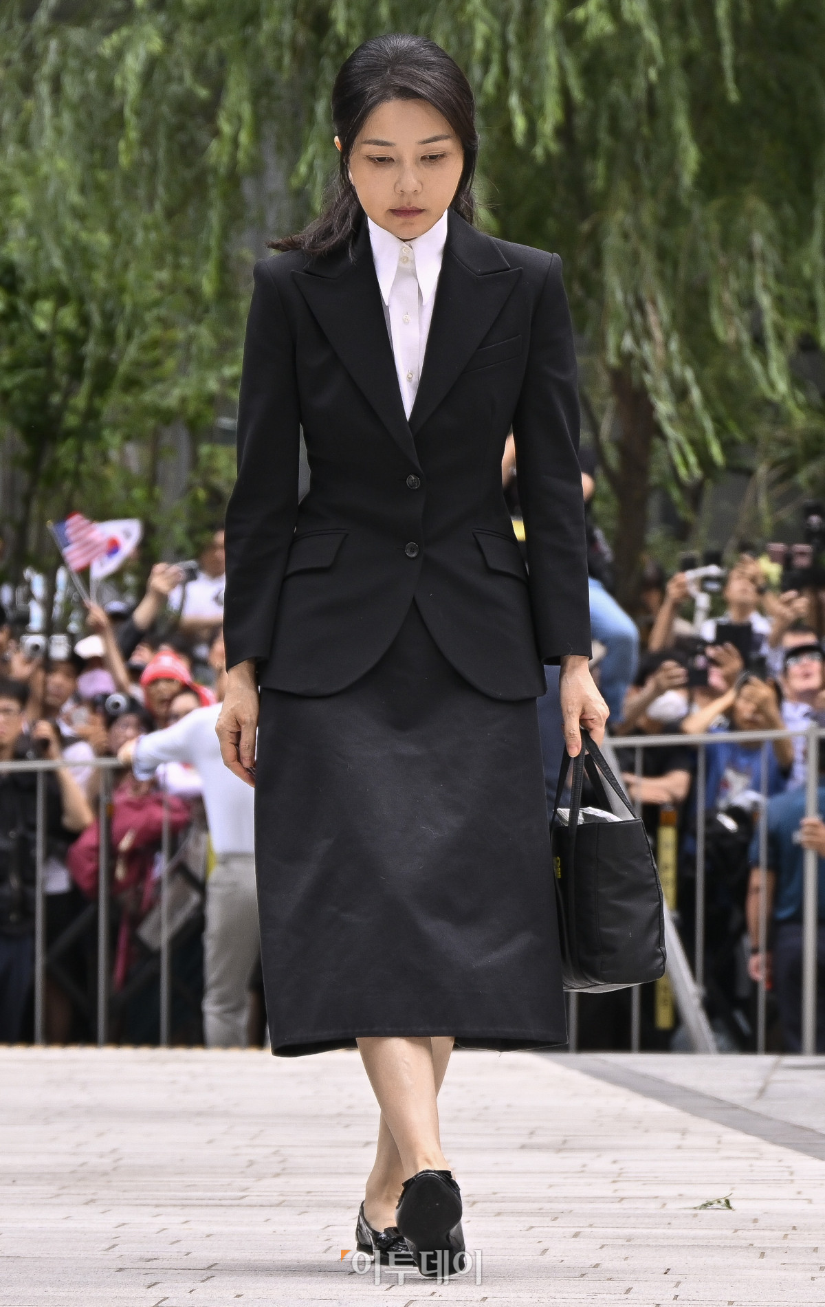 ▲윤석열 전 대통령의 부인 김건희 여사가 6일 서울 종로구 KT광화문빌딩 웨스트에 마련된 김건희 특검팀 사무실에 자본시장법 위반, 공직선거법상 허위사실 공표 혐의, 공직자윤리법 위반 등 혐의 피의자 신분으로 출석하고 있다. 조현호 기자 hyunho@