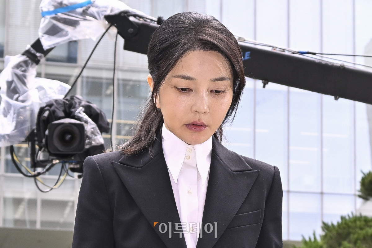 ▲윤석열 전 대통령의 부인 김건희 여사가 6일 서울 종로구 KT광화문빌딩 웨스트에 마련된 김건희 특검팀 사무실에 자본시장법 위반, 공직선거법상 허위사실 공표 혐의, 공직자윤리법 위반 등 혐의 피의자 신분으로 출석하고 있다. 조현호 기자 hyunho@