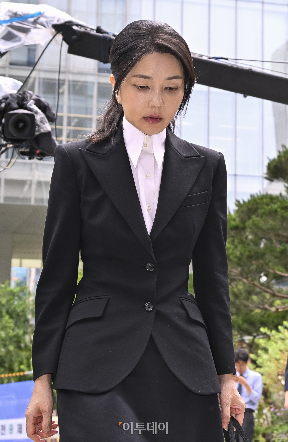 ▲윤석열 전 대통령의 부인 김건희 여사가 6일 서울 종로구 KT광화문빌딩 웨스트에 마련된 김건희 특검팀 사무실에 자본시장법 위반, 공직선거법상 허위사실 공표 혐의, 공직자윤리법 위반 등 혐의 피의자 신분으로 출석하고 있다. 조현호 기자 hyunho@