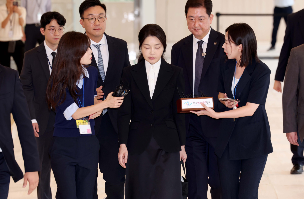 ▲윤석열 전 대통령 부인 김건희 여사가 6일 서울 종로구 민중기 김건희 특별검사팀 사무실에 자본시장법 위반 등 혐의 피의자 신분으로 출석하고 있다. 신태현 기자 holjjak@