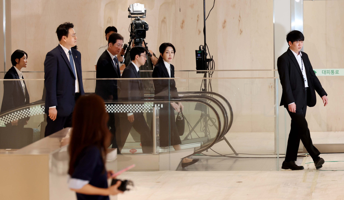 ▲윤석열 전 대통령 부인 김건희 여사가 6일 서울 종로구 민중기 김건희 특별검사팀 사무실에 자본시장법 위반 등 혐의 피의자 신분으로 출석하고 있다. 신태현 기자 holjjak@