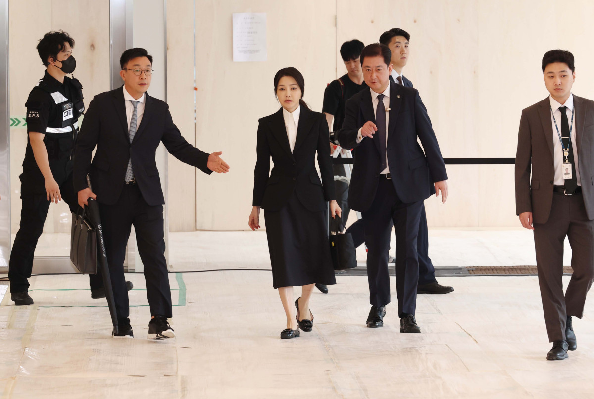 ▲윤석열 전 대통령 부인 김건희 여사가 6일 서울 종로구 민중기 김건희 특별검사팀 사무실에 자본시장법 위반 등 혐의 피의자 신분으로 출석하고 있다. 신태현 기자 holjjak@