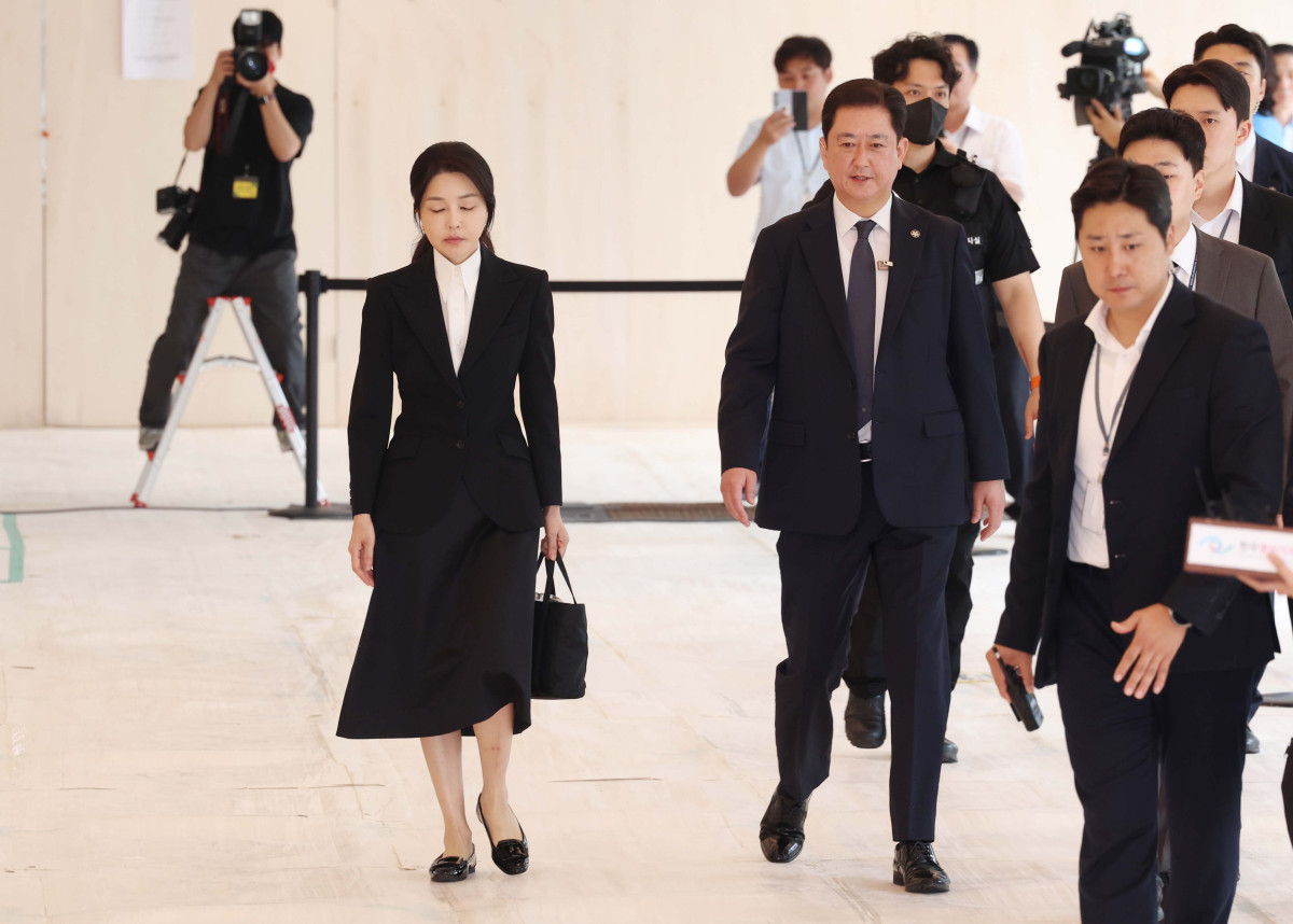 ▲윤석열 전 대통령 부인 김건희 여사가 6일 서울 종로구 민중기 김건희 특별검사팀 사무실에 자본시장법 위반 등 혐의 피의자 신분으로 출석하고 있다. 신태현 기자 holjjak@