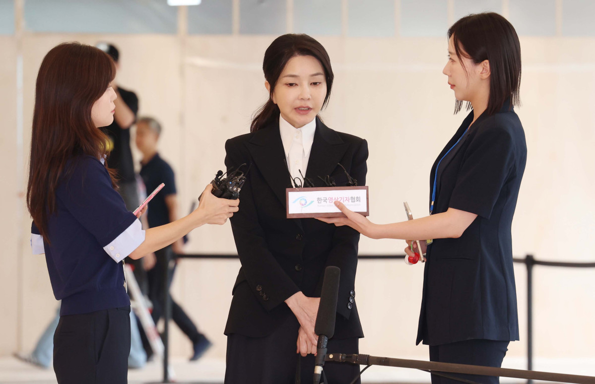 ▲윤석열 전 대통령 부인 김건희 여사가 6일 서울 종로구 민중기 김건희 특별검사팀 사무실에 자본시장법 위반 등 혐의 피의자 신분으로 출석하고 있다. 신태현 기자 holjjak@