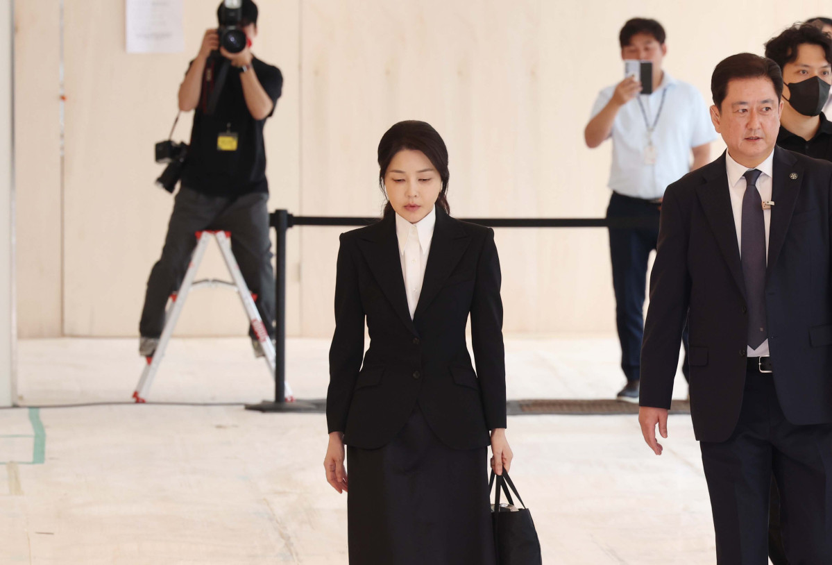 ▲윤석열 전 대통령 부인 김건희 여사가 6일 서울 종로구 민중기 김건희 특별검사팀 사무실에 자본시장법 위반 등 혐의 피의자 신분으로 출석하고 있다. 신태현 기자 holjjak@