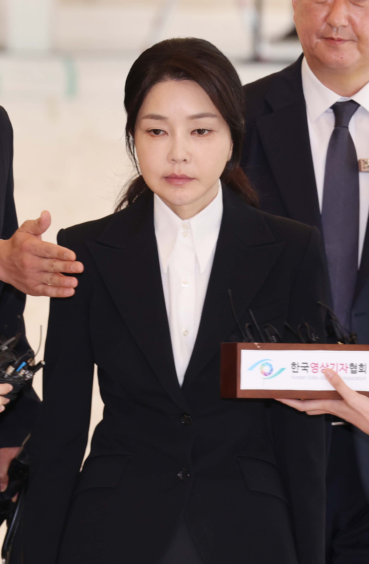 ▲윤석열 전 대통령 부인 김건희 여사가 6일 서울 종로구 민중기 김건희 특별검사팀 사무실에 자본시장법 위반 등 혐의 피의자 신분으로 출석하고 있다. 신태현 기자 holjjak@