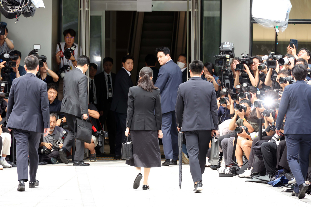 ▲윤석열 전 대통령 부인 김건희 여사가 6일 서울 종로구 민중기 김건희 특별검사팀 사무실에 자본시장법 위반 등 혐의 피의자 신분으로 출석하고 있다. 사진공동취재단