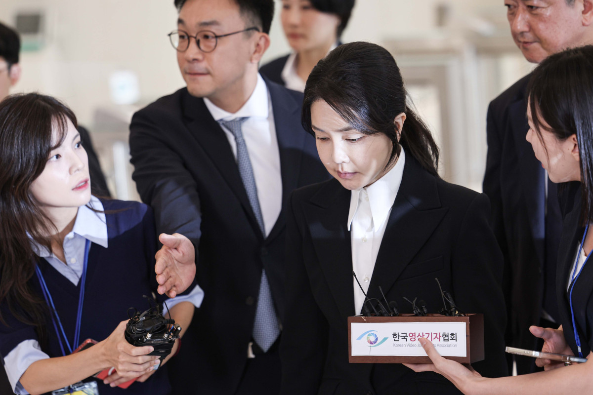 ▲윤석열 전 대통령 부인 김건희 여사가 6일 서울 종로구 민중기 김건희 특별검사팀 사무실에 자본시장법 위반 등 혐의 피의자 신분으로 출석하고 있다. 사진공동취재단