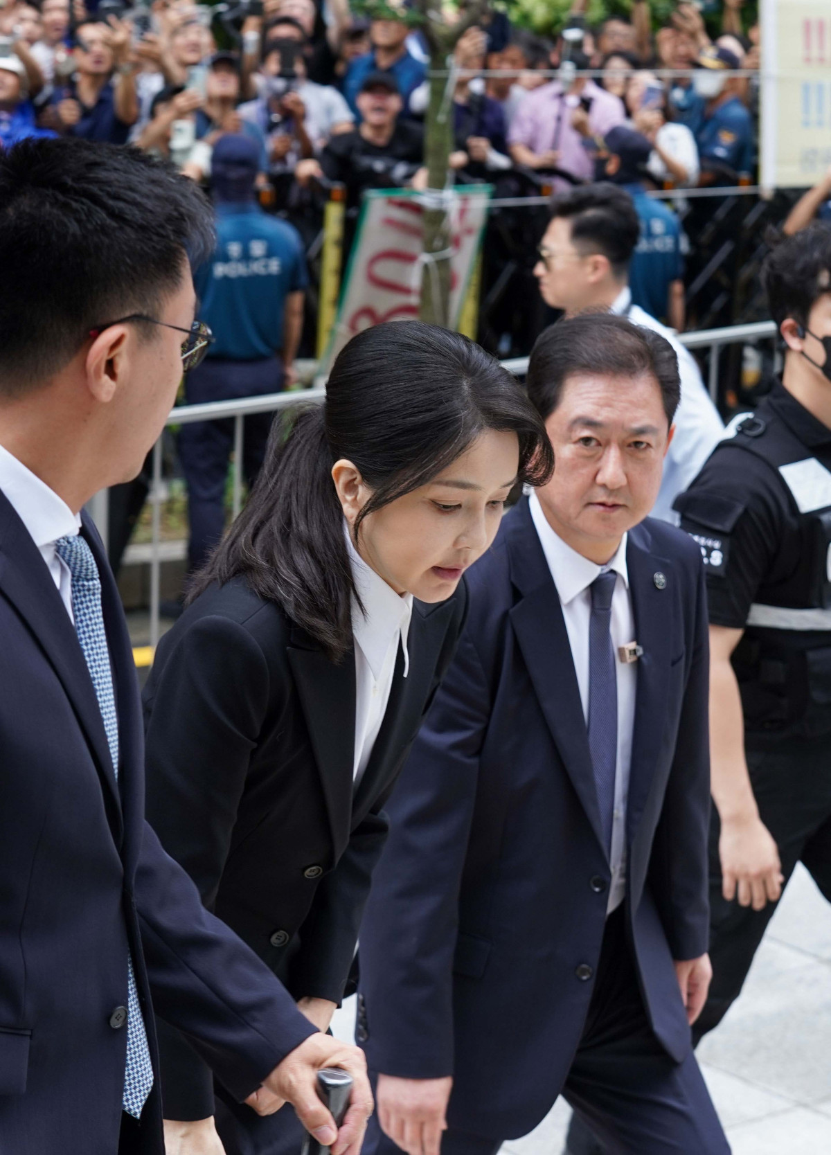 ▲윤석열 전 대통령 부인 김건희 여사가 6일 서울 종로구 민중기 김건희 특별검사팀 사무실에 자본시장법 위반 등 혐의 피의자 신분으로 출석하고 있다. 사진공동취재단