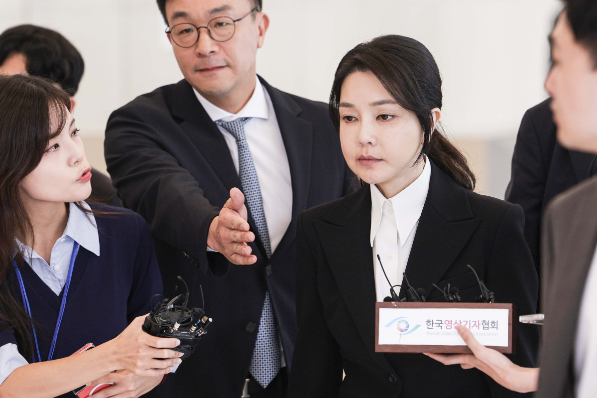 ▲윤석열 전 대통령 부인 김건희 여사가 6일 서울 종로구 민중기 김건희 특별검사팀 사무실에 자본시장법 위반 등 혐의 피의자 신분으로 출석하고 있다. 사진공동취재단