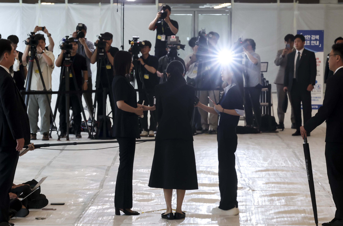 ▲윤석열 전 대통령 부인 김건희 여사가 6일 서울 종로구 민중기 김건희 특별검사팀 사무실에 자본시장법 위반 등 혐의 피의자 신분으로 출석하고 있다. 사진공동취재단