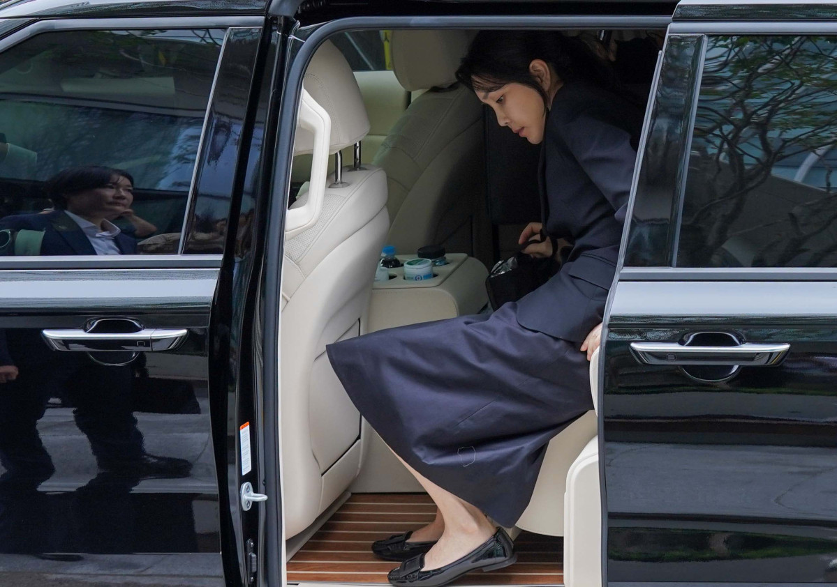 ▲윤석열 전 대통령 부인 김건희 여사가 6일 서울 종로구 민중기 김건희 특별검사팀 사무실에 자본시장법 위반 등 혐의 피의자 신분으로 출석하고 있다. 사진공동취재단
