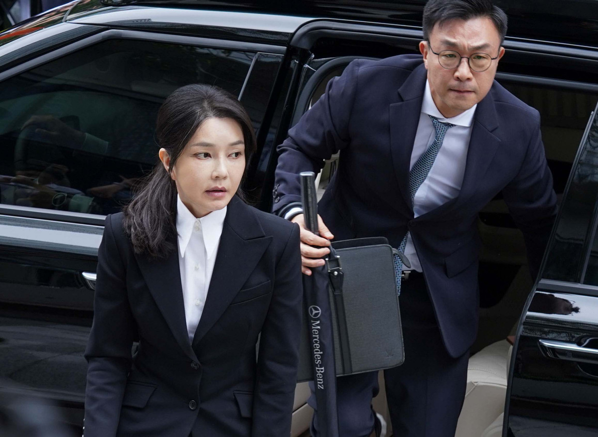 ▲윤석열 전 대통령 부인 김건희 여사가 6일 서울 종로구 민중기 김건희 특별검사팀 사무실에 자본시장법 위반 등 혐의 피의자 신분으로 출석하고 있다. 사진공동취재단