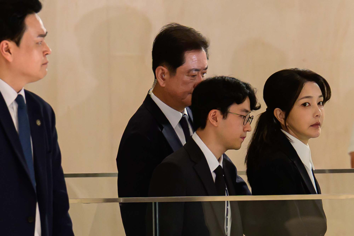 ▲윤석열 전 대통령 부인 김건희 여사가 6일 서울 종로구 민중기 김건희 특별검사팀 사무실에 자본시장법 위반 등 혐의 피의자 신분으로 출석하고 있다. 사진공동취재단