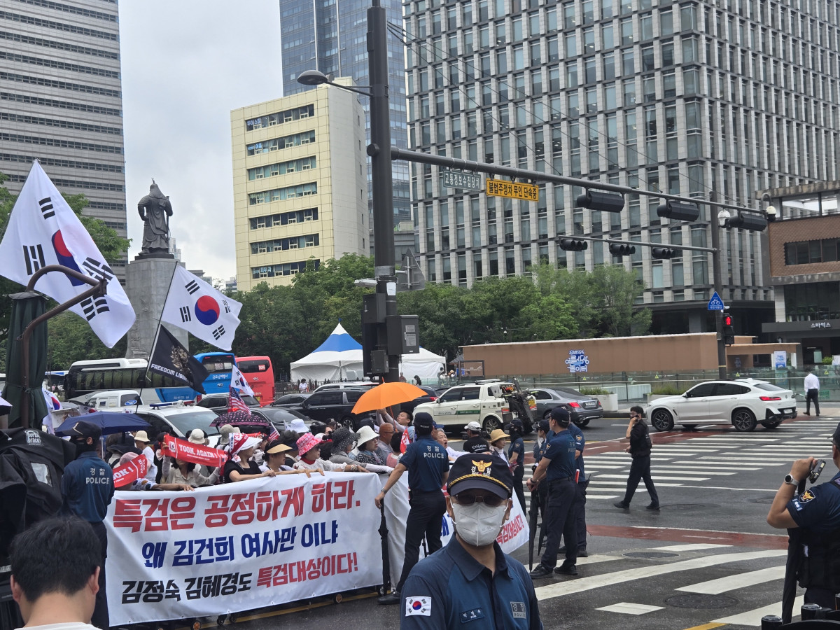 ▲윤석열 전 대통령 부부 지지자들이 6일 특검 사무실 인근에서 집회를 벌이고 있다. (윤희성 기자 yoonheesung@)