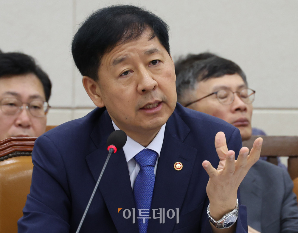 ▲구윤철 경제부총리 겸 기획재정부 장관이 6일 서울 여의도 국회 기획재정위원회 전체회의에서 한미 관세 협상 결과 관련 의원 질의에 답하고 있다. 고이란 기자 photoeran@