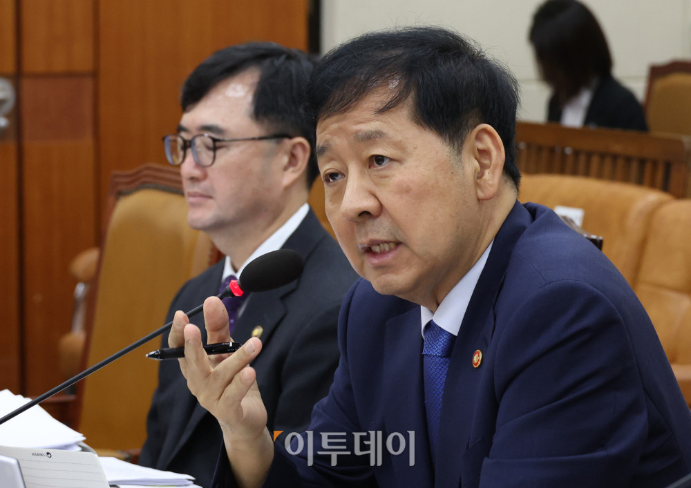 ▲구윤철 경제부총리 겸 기획재정부 장관이 6일 서울 여의도 국회 기획재정위원회 전체회의에서 한미 관세 협상 결과 관련 의원 질의에 답하고 있다. 고이란 기자 photoeran@