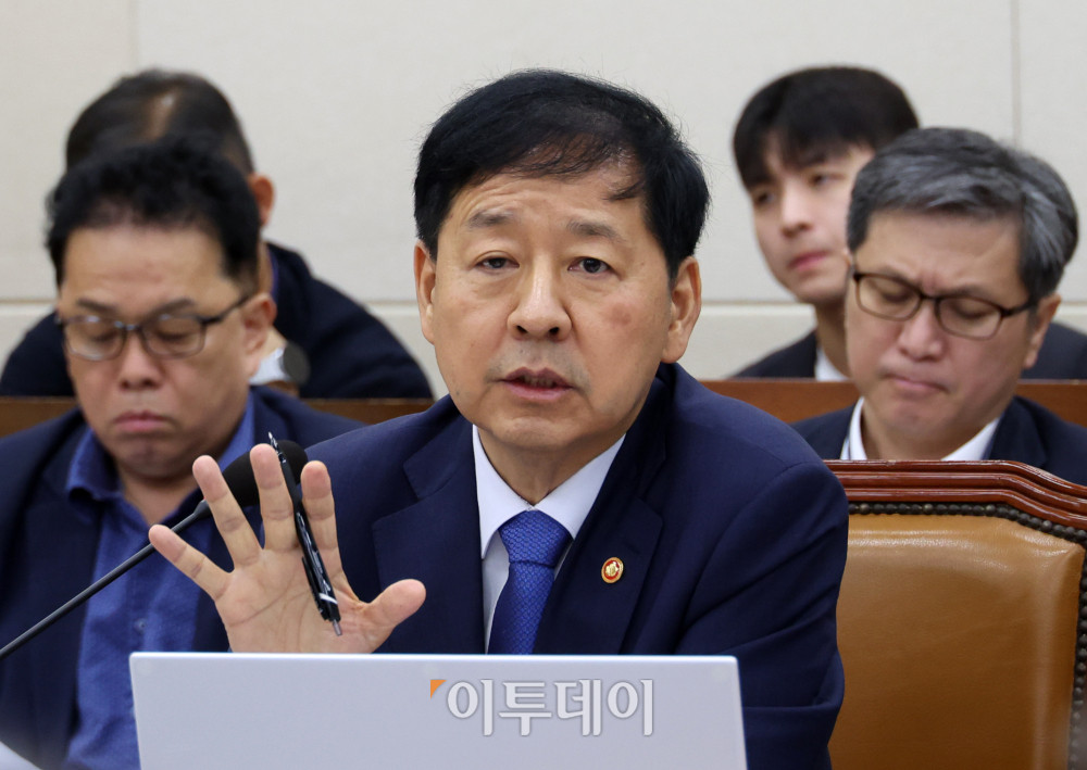 ▲구윤철 경제부총리 겸 기획재정부 장관이 6일 서울 여의도 국회 기획재정위원회 전체회의에서 한미 관세 협상 결과 관련 의원 질의에 답하고 있다. 고이란 기자 photoeran@