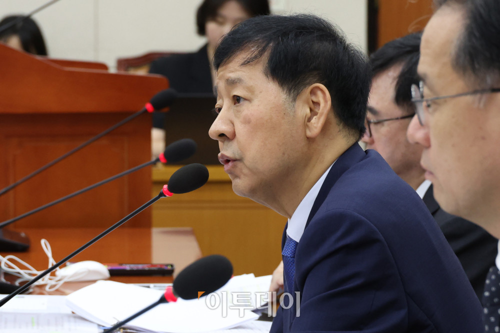 ▲구윤철 경제부총리 겸 기획재정부 장관이 6일 서울 여의도 국회 기획재정위원회 전체회의에서 한미 관세 협상 결과 관련 의원 질의에 답하고 있다. 고이란 기자 photoeran@