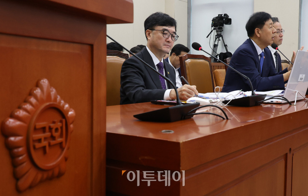 ▲구윤철 경제부총리 겸 기획재정부 장관이 6일 서울 여의도 국회 기획재정위원회 전체회의에서 한미 관세 협상 결과 관련 의원 질의에 답하고 있다. 고이란 기자 photoeran@