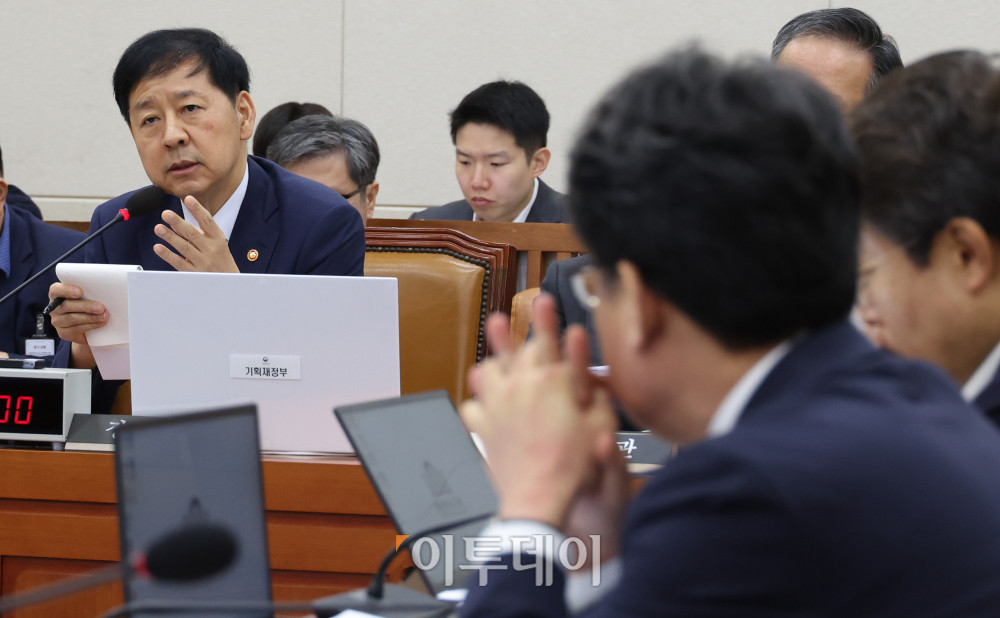 ▲구윤철 경제부총리 겸 기획재정부 장관이 6일 서울 여의도 국회 기획재정위원회 전체회의에서 한미 관세 협상 결과 관련 의원 질의에 답하고 있다. 고이란 기자 photoeran@