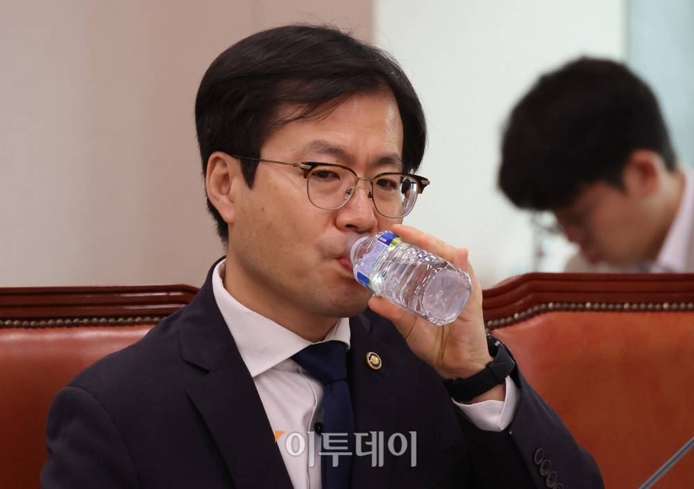 ▲여한구 산업통상자원부 통상교섭본부장 6일 서울 여의도 국회에서 열린 산업통상자원중소벤처기업위원회 한미 관세 협상 결과 현안질의 전체회의에서 물을 마시고 있다. (고이란 기자 photoeran@)