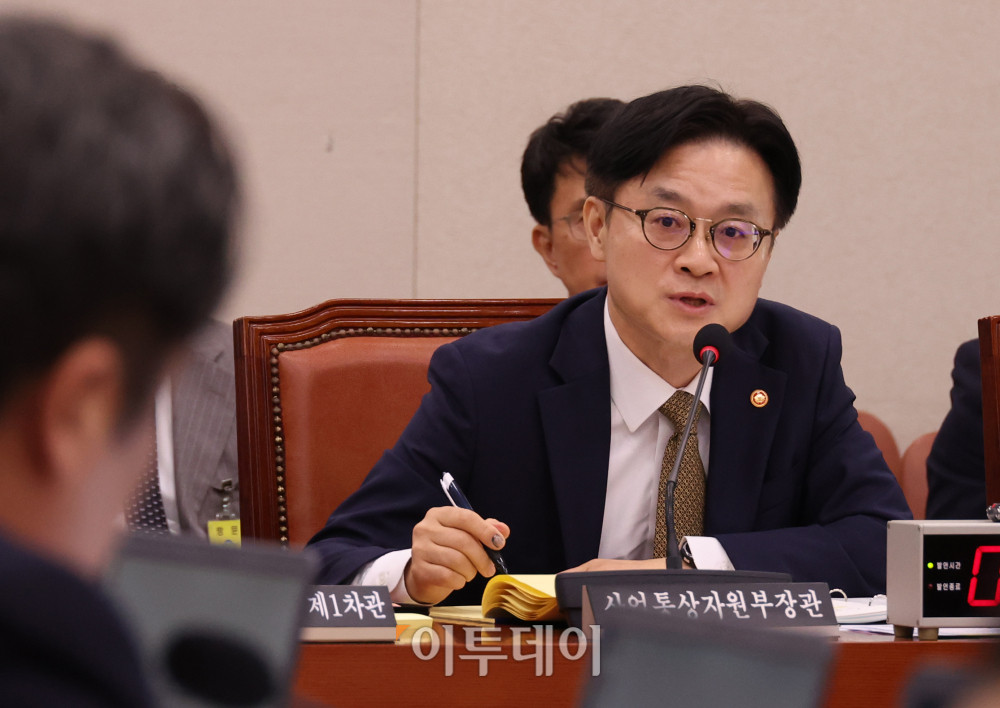 ▲김정관 산업통상자원부 장관이 6일 서울 여의도 국회에서 열린 산업통상자원중소벤처기업위원회 전체회의에서 한미 관세 협상 결과 관련 의원 질의에 답하고 있다. 고이란 기자 photoeran@