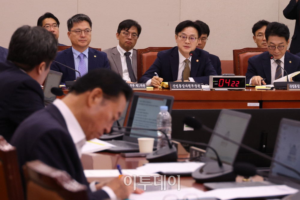 ▲김정관 산업통상자원부 장관이 6일 서울 여의도 국회에서 열린 산업통상자원중소벤처기업위원회 전체회의에서 한미 관세 협상 결과 관련 의원 질의에 답하고 있다. 고이란 기자 photoeran@