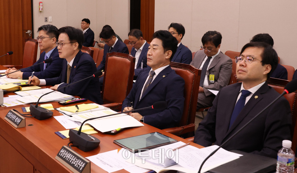 ▲김정관 산업통상자원부 장관이 6일 서울 여의도 국회에서 열린 산업통상자원중소벤처기업위원회 전체회의에서 한미 관세 협상 결과 관련 의원 질의에 답하고 있다. 고이란 기자 photoeran@