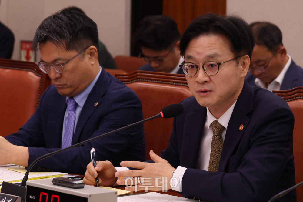 ▲김정관 산업통상자원부 장관이 6일 서울 여의도 국회에서 열린 산업통상자원중소벤처기업위원회 전체회의에서 한미 관세 협상 결과 관련 의원 질의에 답하고 있다. 고이란 기자 photoeran@