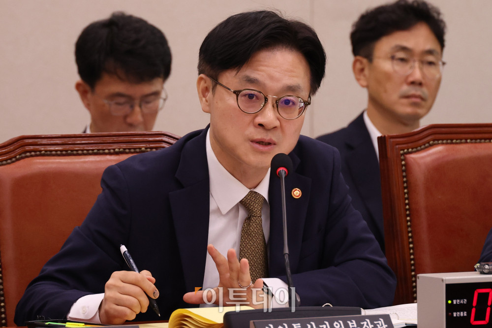 ▲김정관 산업통상자원부 장관이 6일 서울 여의도 국회에서 열린 산업통상자원중소벤처기업위원회 전체회의에서 한미 관세 협상 결과 관련 의원 질의에 답하고 있다. 고이란 기자 photoeran@