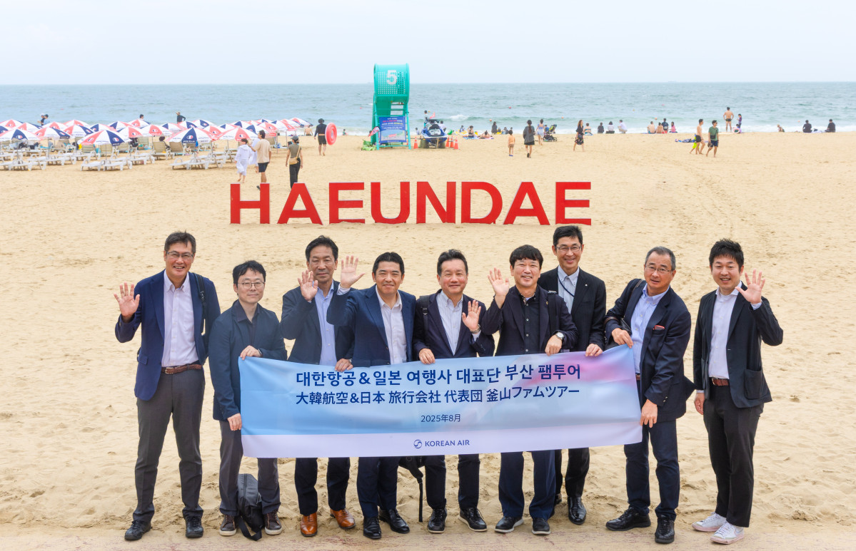 ▲대한항공이 이달 4일부터 6일까지 사흘간 부산 일원에서 일본 주요 여행사 사장 및 임원단을 초청해 지역 관광 자원을 홍보하는 ‘부산 팸투어(FAM tour)’를 진행했다. 사진은 행사에 참여한 이석우 대한항공 일본지역본부장(오른쪽에서 네 번째)과 일본 주요 여행사 사장 및 임원단이 기념사진을 촬영하는 모습. (사진=대한항공)