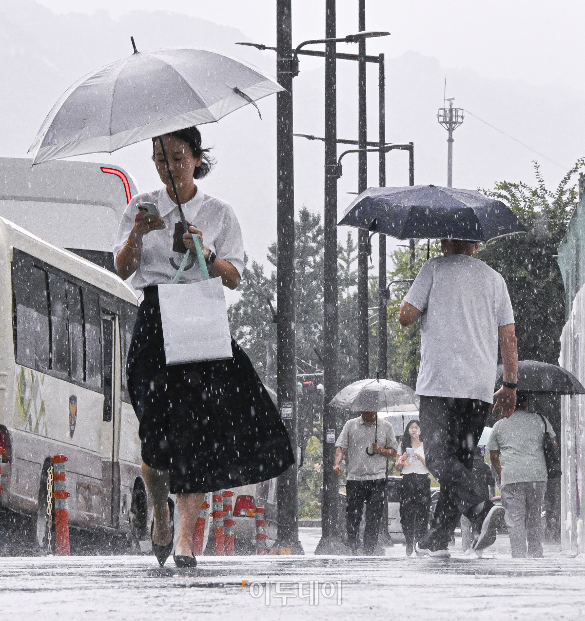 ▲전국 대부분 지역에 돌풍과 함께 천둥·번개를 동반한 많은 비가 내린 6일 서울 종로구 광화문역 일대에서 우산을 쓴 시민들이 내리는 비를 피해 발걸음을 재촉하고 있다. (조현호 기자 hyunho@)