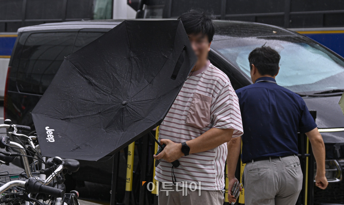 ▲전국 대부분 지역에 돌풍과 함께 천둥·번개를 동반한 많은 비가 내린 6일 서울 종로구 광화문역 일대에서 우산을 쓴 시민이 돌풍으로 인해 뒤집힌 우산을 부여잡고 있다. 기상청에 따르면 새벽에 중부지방과 경북 북부에 비가 시작돼 오전부터 그 밖의 남부지방과 제주도로 확대될 것으로 예보했다. 조현호 기자 hyunho@