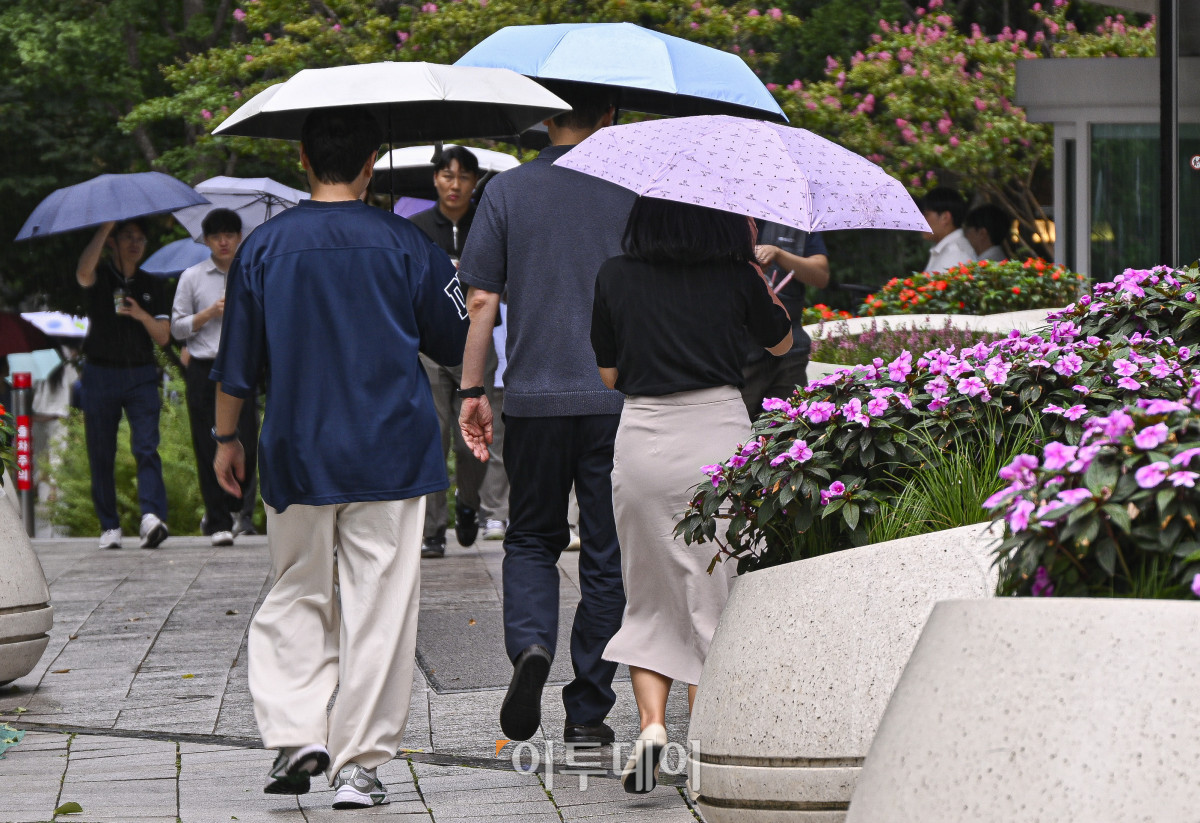 ▲전국 대부분 지역에 돌풍과 함께 천둥·번개를 동반한 많은 비가 내린 6일 서울 종로구 광화문역 일대에서 우산을 쓴 시민들이 내리는 비를 피해 발걸음을 재촉하고 있다. 기상청에 따르면 새벽에 중부지방과 경북 북부에 비가 시작돼 오전부터 그 밖의 남부지방과 제주도로 확대될 것으로 예보했다. 조현호 기자 hyunho@